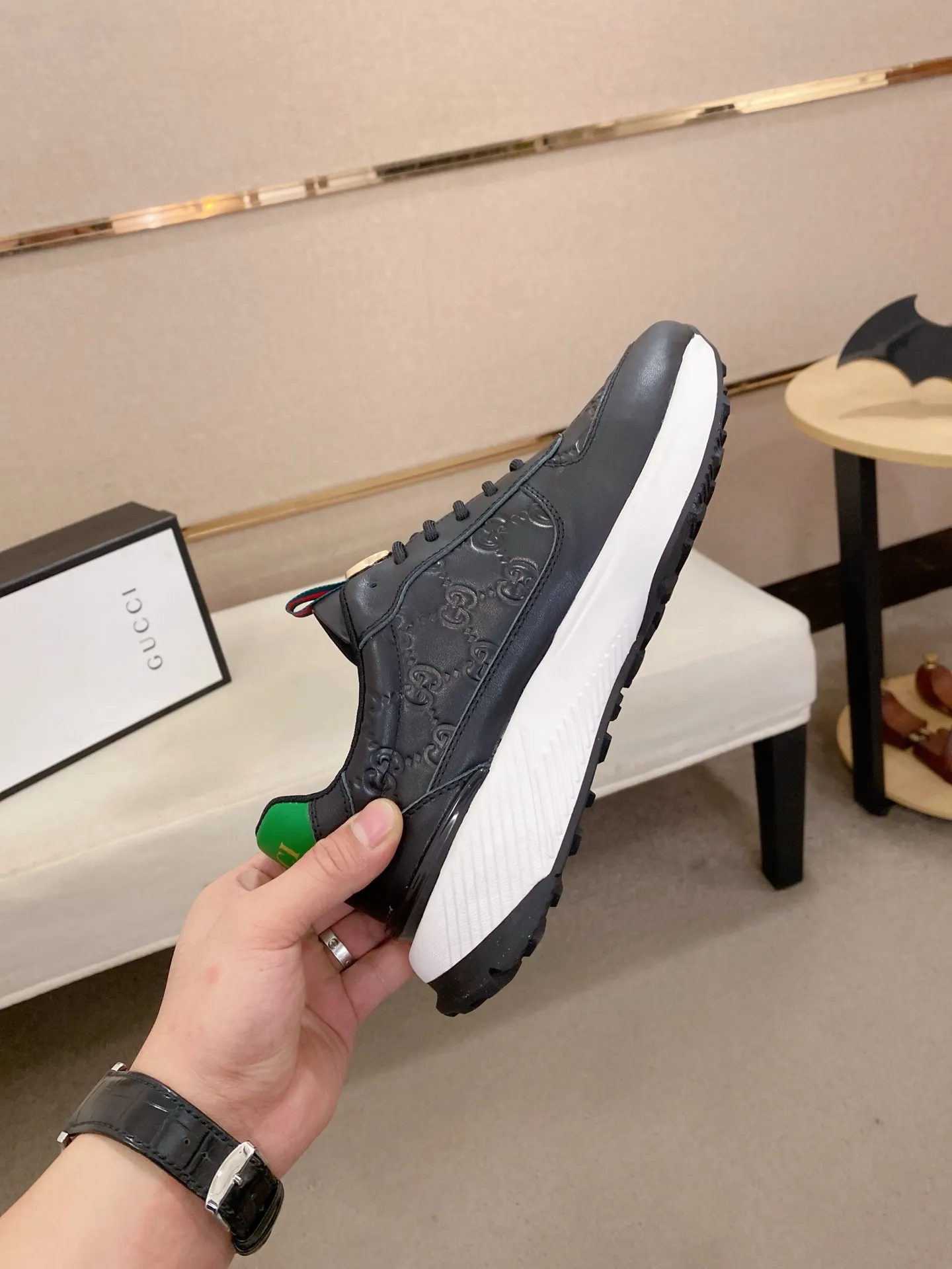 Men's shoes 💰 462💰The new GUCCI (Gucci) counters are launched simultaneously. The new men's shoes, 😘fabrics are selected from imported cowhide, and the lining is sheepskin lining. 👍🏿 High-end ☄️ air-cushion molded anti-slip rubber outsole, exquisite lines, simple and elegant, comfortable and high-end for leisure travel. Code number: 38 to 44 (45 can be customized and cannot be returned or exchanged)